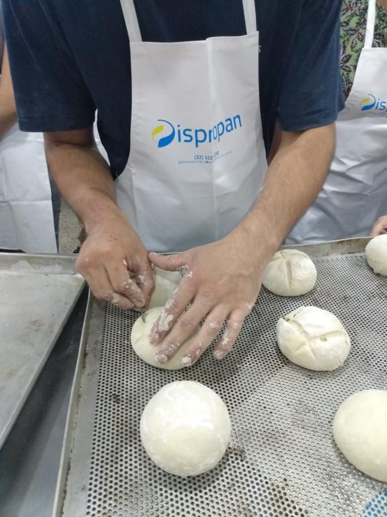 Produção de pães no curso panificação socioeducativo em Juiz de Fora